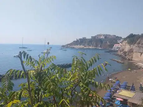 Photo de Spiaggia Chiaia
