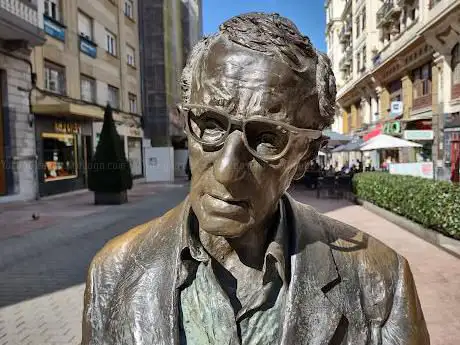 Photo de Estatua de Woody Allen