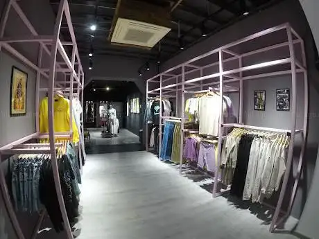 Photo de La Santa Streetwear & Art Gallery