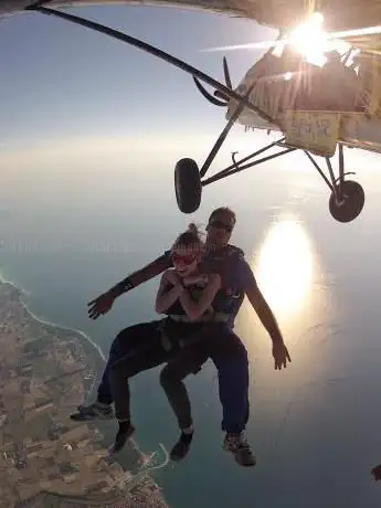 Photo de Skydive Tuscany - tandem launches and School of Parachuting