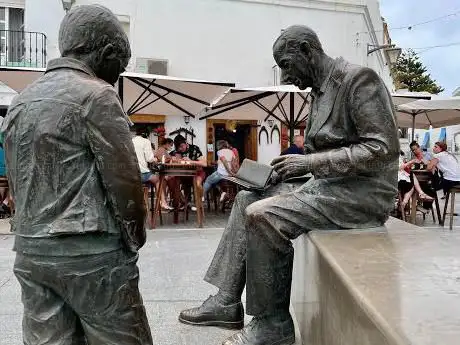 Escultura de un maestro y un niño