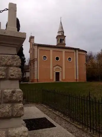 Photo de Chiesa di Santa Lucia in bosco