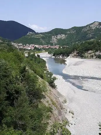 Photo de Spiaggia ghiaiosa della Cava