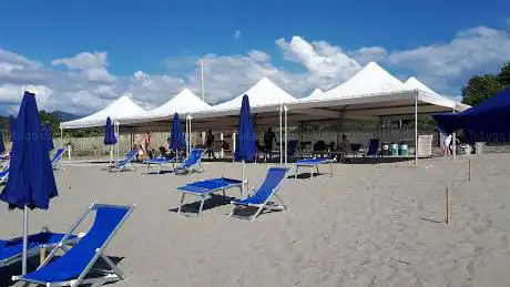 Photo de Spiaggia attrezzata per disabili