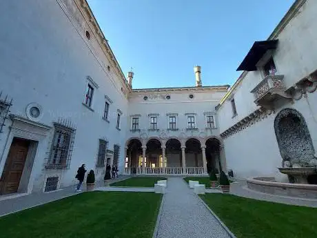 Cortile dei Leoni Palazzo Magno