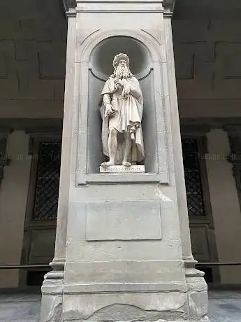 Photo de Statue of Michelangelo Buonarroti