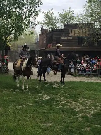 Photo de Parco giochi pubblico