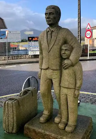 Escultura Home de pe co seu fillo