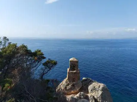 Photo de Faro di punta Lividonia