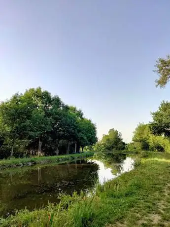 Pique nique au Canal à Côté de Casson