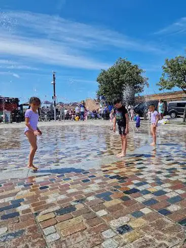 Photo de Harbour Fountains