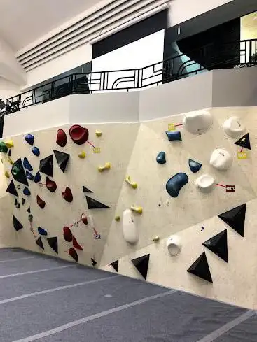 Photo de Arch Climbing Wall: Arch Acton