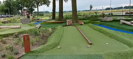 Adventure midget golf