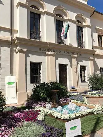 Com si Statue