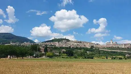 Photo de Assisi di notte