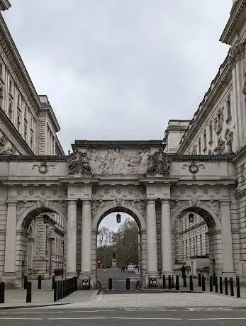 Photo de King Charles Street Arch