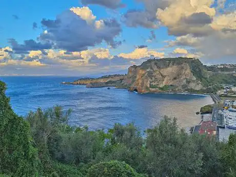 Photo de Islet Of Nisida