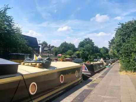 Photo de Victoria Park Canal Gate