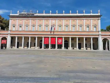 Photo de Piazza Martiri del 7 Luglio