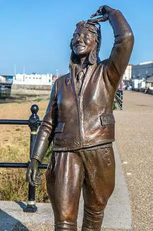 Photo de Aviator Amy Johnson Statue