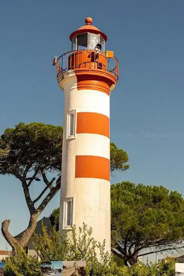 Photo de The Red Lighthouse of La Rochelle