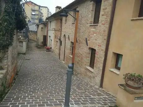 Photo de Ficana  antico borgo case di terra