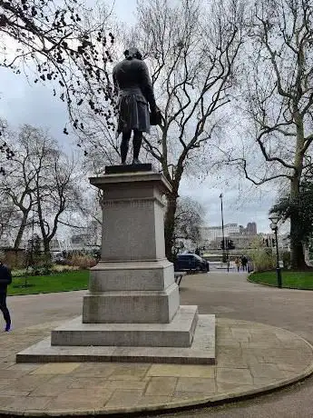 Photo de Robert Raikes Statue