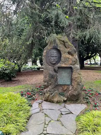 Monumento a Pablo Iglesias Pose