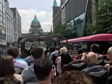 Photo de Hop On Hop Off Belfast Bus