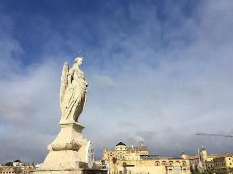 Photo de Statue of St. Archangel Raphael