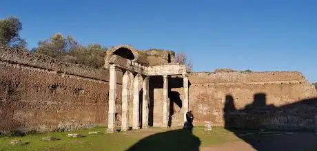 Photo de Building With Doric Pillars - Adrian's Villa