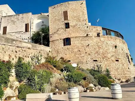 Photo de New gate and bastion