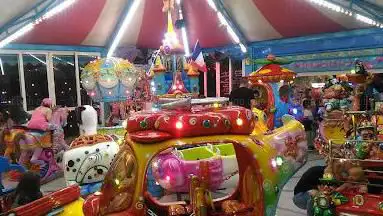 Manège, Trampolines et Bulles. Le Pays Imaginaire.