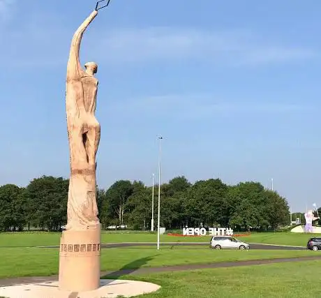 Photo de â€˜Towards Tomorrow' public sculpture.