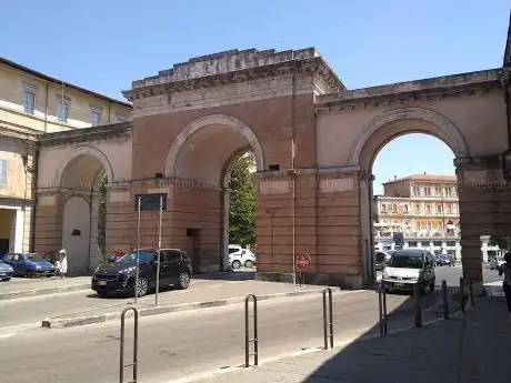 Photo de Porta di Santa Croce o Tre Archi