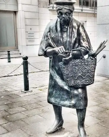 Sculpture Madame Chapeau