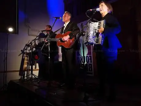 Photo de Folk in the Barn (Kingston Barn)