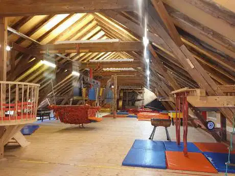 Photo de Robinsonspielplatz Spielestrich Kaserne