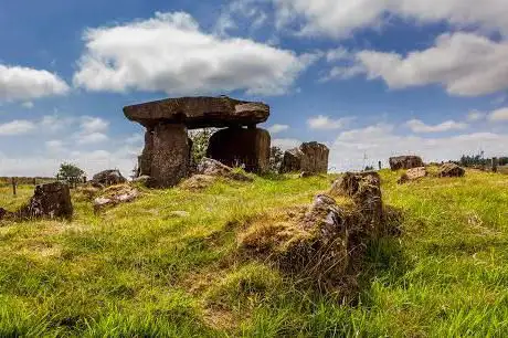 Photo de The Broad stone craigs (court tomb)