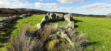 Photo de Ballybriest Dual Court Tomb (State Care Monument)