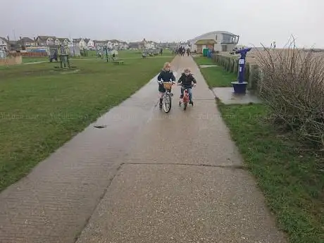 Photo de Lancing Beach Green