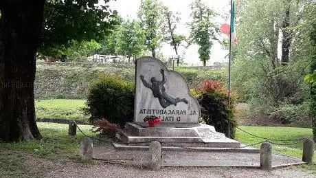 Photo de MONUMENT OF ITALY PARATROOPER