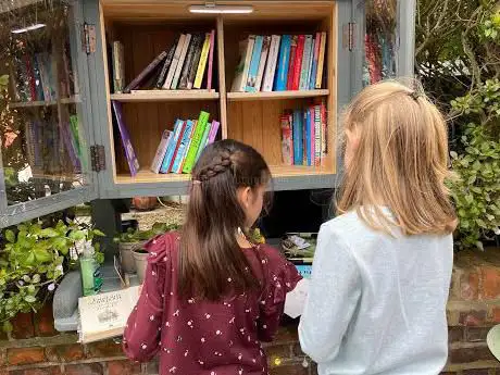 Photo de Lou's Little Library