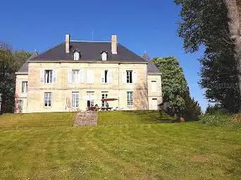 Domaine du Mont-Remy : Location château en pleine campagne à 22 couchages, tout aménagé, avec terrain ombragé, bergerie pour fêtes/séminaires, cabane perchée, piscine et sauna, proche de joinville et Wassy, à Nomécourt, Haute-Marne, Grand Est