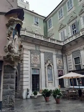 Photo de Piazza Della Maddalena Via Pia Savona