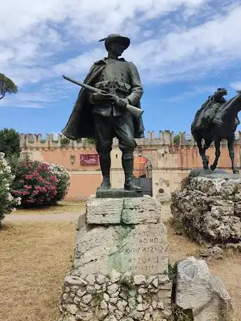 Photo de Monumento all'Alpino e all'umile eroe