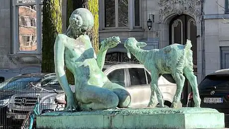 Jeune fille avec chèvre