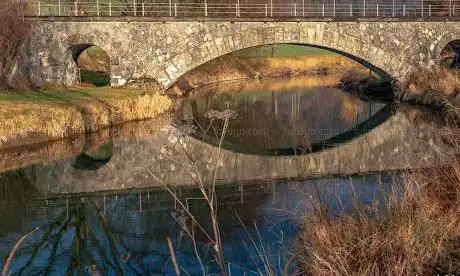 Eisenbahnbrücke aus Stein