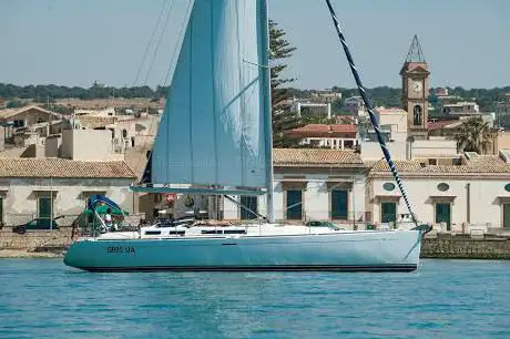 Photo de Invictus Sicily noleggio e locazione barche a vela