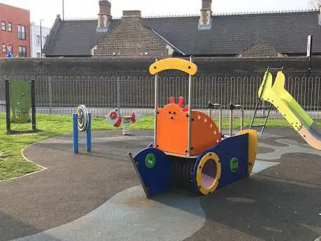 Photo de Playground at Silverhall Park